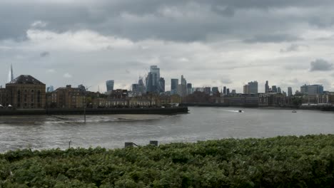 흐린 날 배경에서 rotherhithe 지구 파노라마와 템스 강