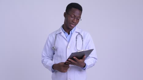 joven y guapo hombre africano médico