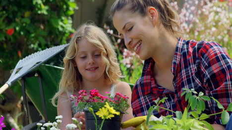 Madre-E-Hija-Haciendo-Jardinería-Juntas-