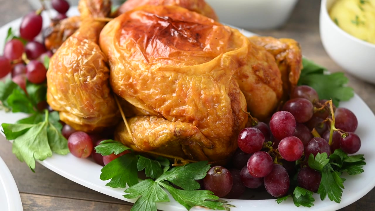Tacchino arrosto con uva e prezzemolo per la cena del Ringraziamento