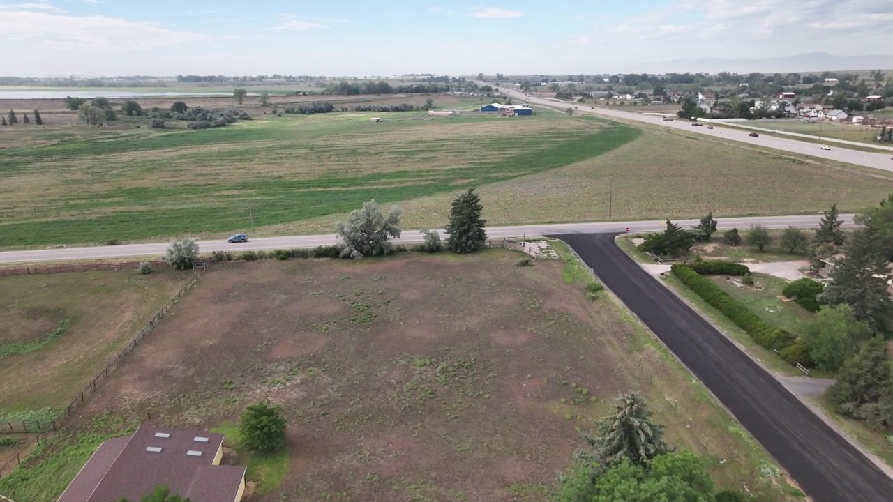 Filmagem Aérea Suave sobre um Empreendimento Habitacional Único em Broomfield que Combina Paisagens Suburbanas Tranquilas com o Luxo de Vastas Propriedades Rurais