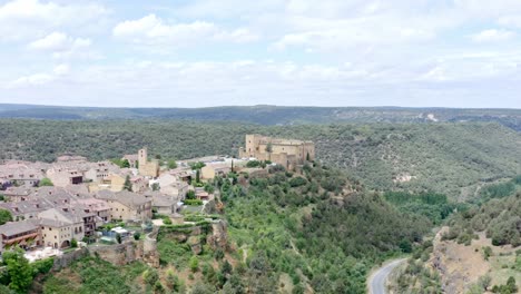 Aerial-view-over-Pedraza-medieval-village-in-Segovia,-Spain