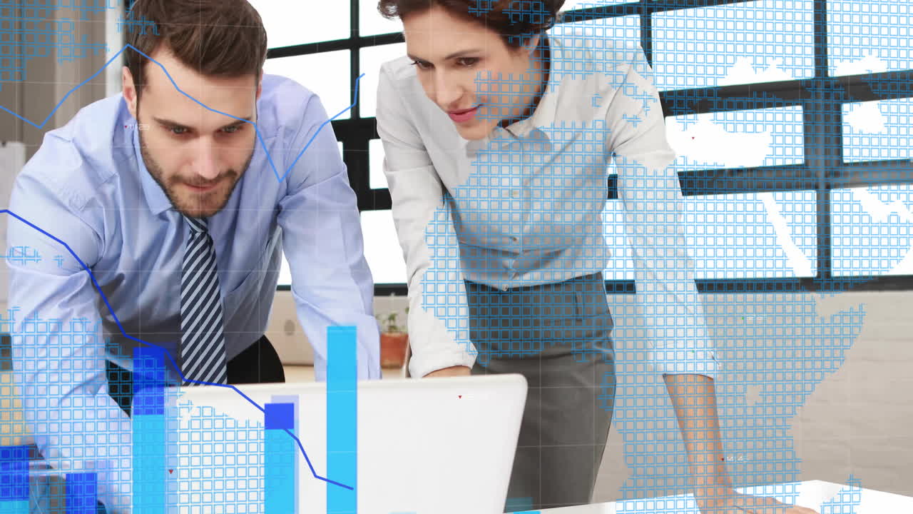 animación del procesamiento de datos del mapa del mundo sobre diversas personas de negocios en la oficina