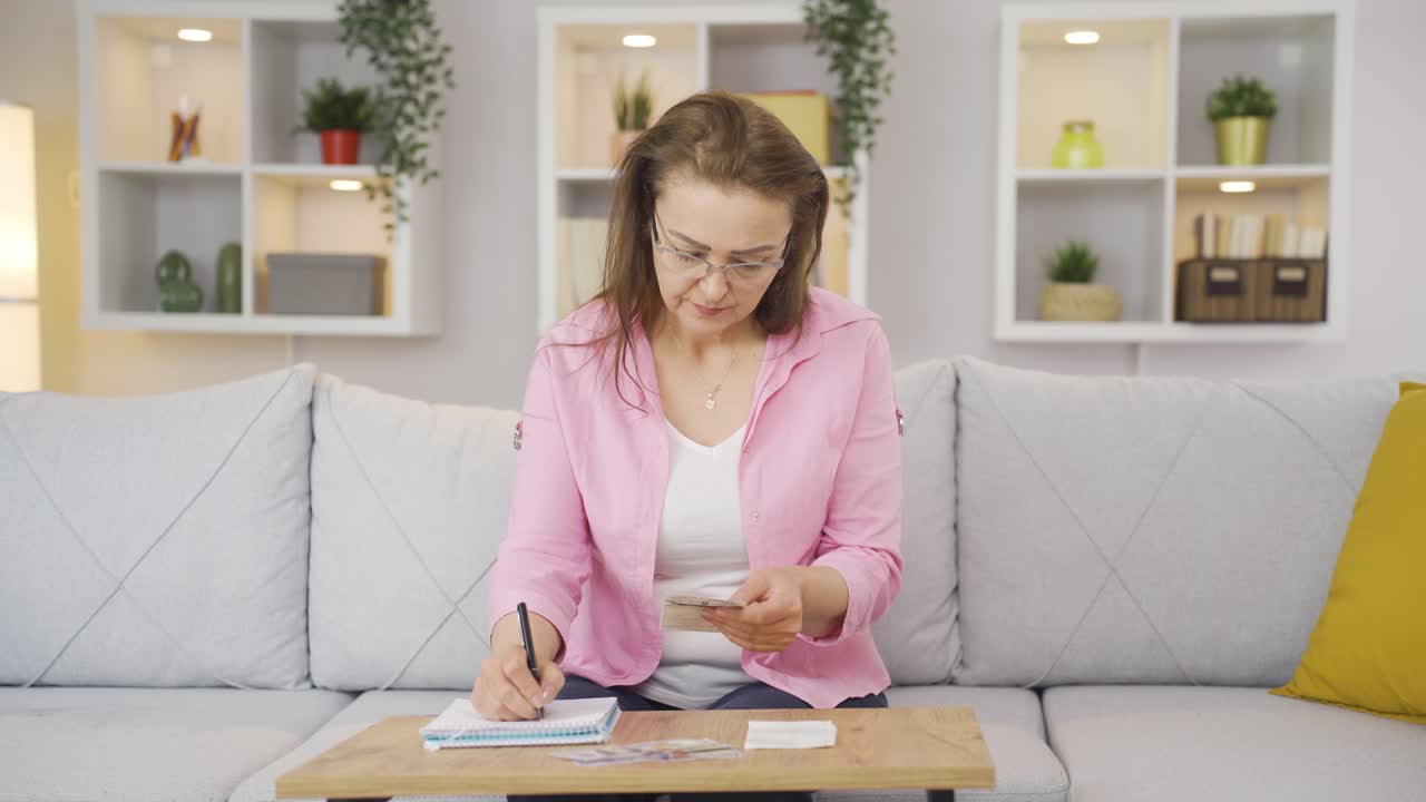 Donna che calcola con denaro e bollette. Economia domestica.