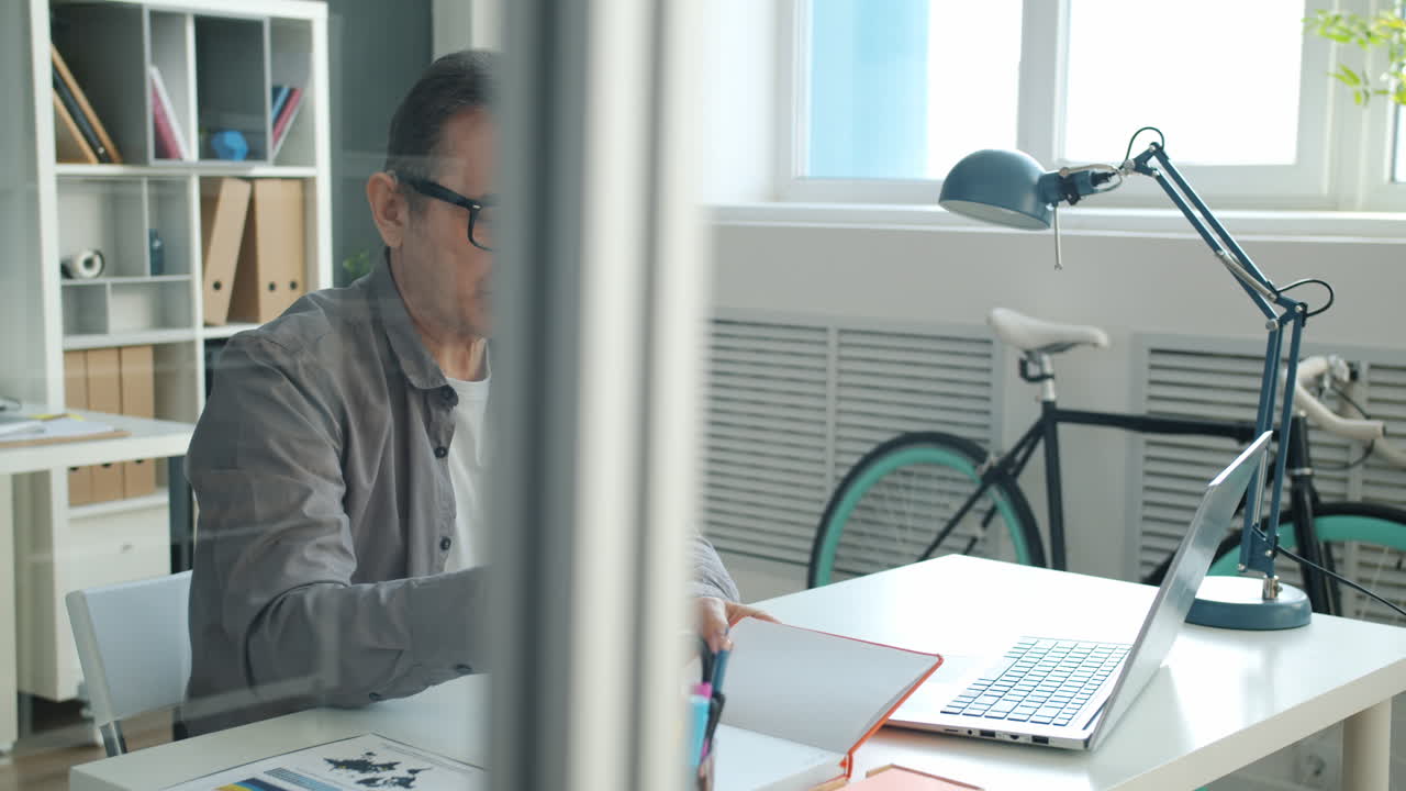 현대적 인 사무실 에서 일 하는 사람