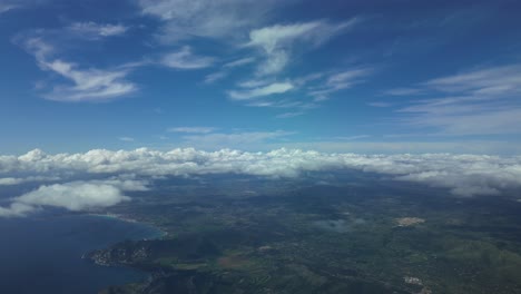 Luftbild-Hyperlapse-X10-Bei-Der-Ankunft-Auf-Der-Insel-Mallorca,-Spanien,-Aufgenommen-Aus-Dem-Cockpit-Eines-Jets-Während-Des-Sinkflugs,-Mit-Einigen-Wolken-Am-Blauen-Himmel