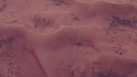 imágenes de drones en 4k, vista aérea del desierto seco en dubái con ondas de arena, paisaje geológico del desierto de altas dunas en los emiratos árabes unidos, videos de drones