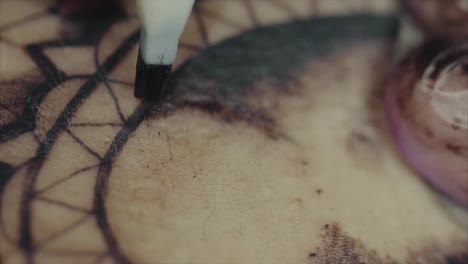 artista del tatuaje aplicando tinta a un tatuaje