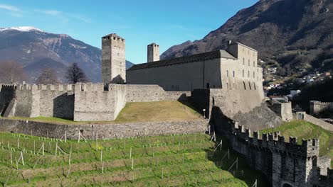 Bellinzona,-Suiza,-Castillo-En-La-Cima-De-Una-Colina-Y-Cielo-Azul-Que-Revelan-Las-Paredes-Giratorias