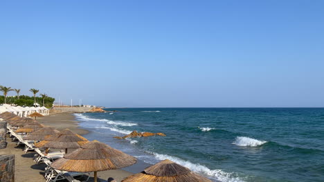 el mar turquesa se derrama sobre la orilla de la playa de creta