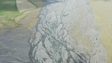 Isländisches-Flussdelta,-Das-Sich-In-Der-Tundra-Mit-Schmelzwasser-Aus-Den-Bergen-Schlängelt