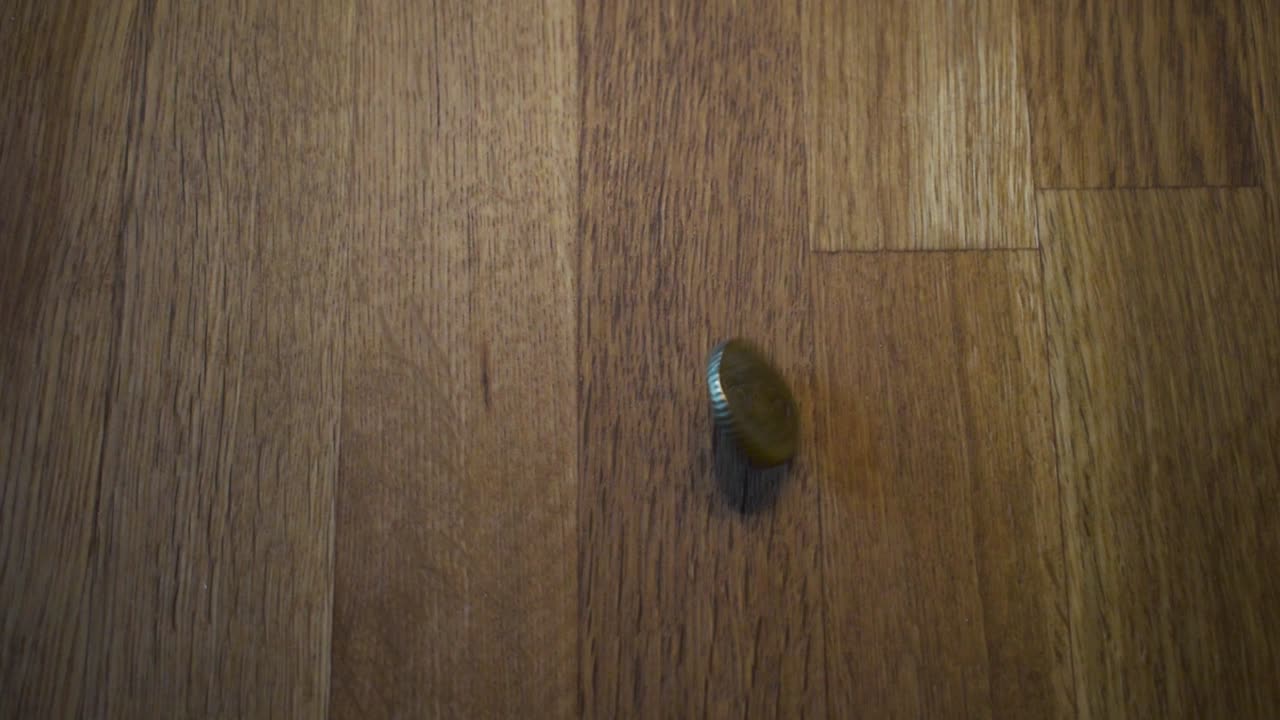 moneda giratoria sobre una mesa de madera-14