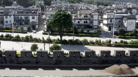 Urbanización-De-La-Ciudad-Nueva-De-Dali-Y-Vida-Moderna-Junto-A-La-Histórica-Muralla-Del-Casco-Antiguo,-Antena