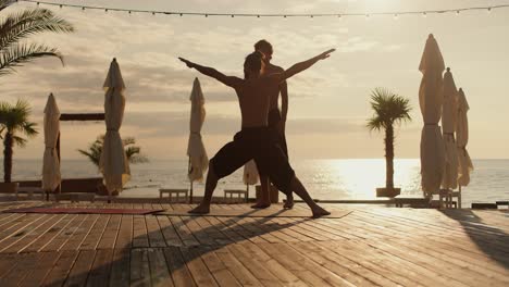 un yogui ayuda a su estudiante a tomar la postura correcta para la meditación. meditación matutina al amanecer por la mañana