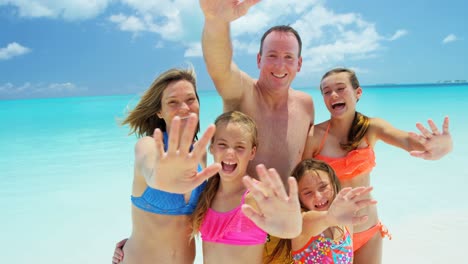 familia caucásica filmando video selfie en la playa