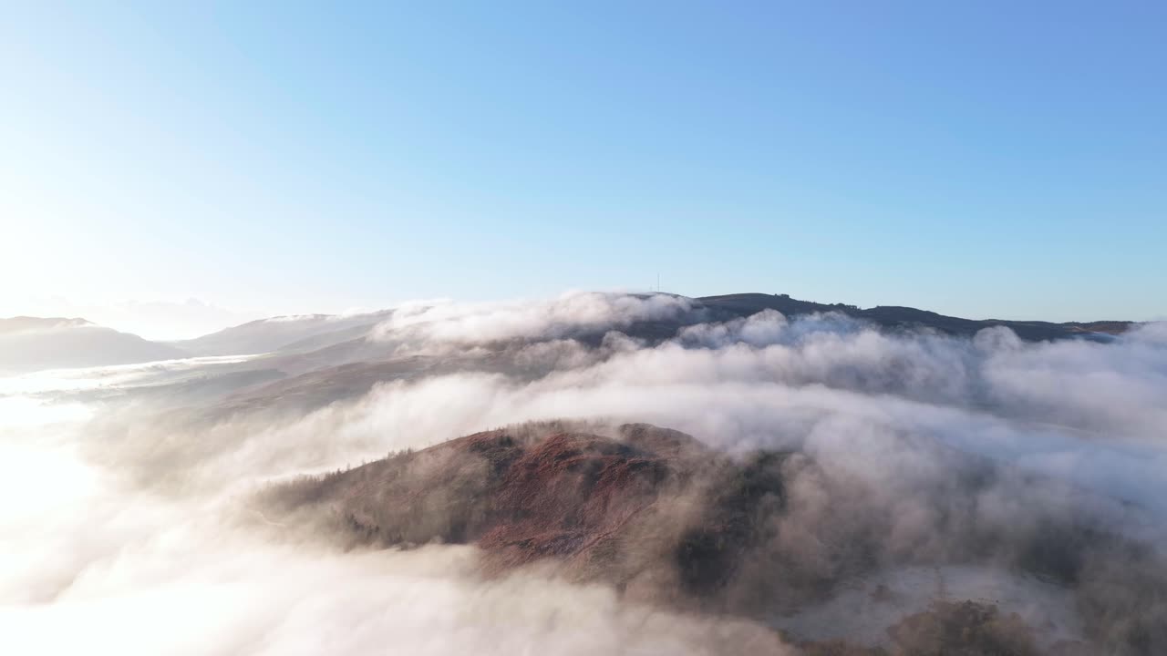 아일랜드 의 던달크 에서 안개 와 구름 으로 인 산맥 - 공중 사진
