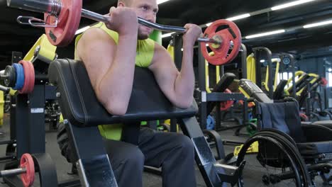 hombre con discapacidad entrenando en el gimnasio del centro de rehabilitación