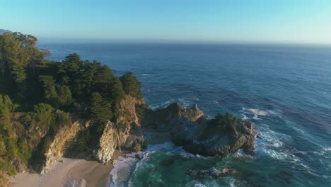 4K-UHD-Drone---DJI-Aerial-footage-of-the-Enchanting-McWay-Falls-and-beach-in-Julia-Pfeiffer-Burns-State-Park,-at-Highway-One,-Big-Sur,-California-|-USA-Westcoast-road-trip