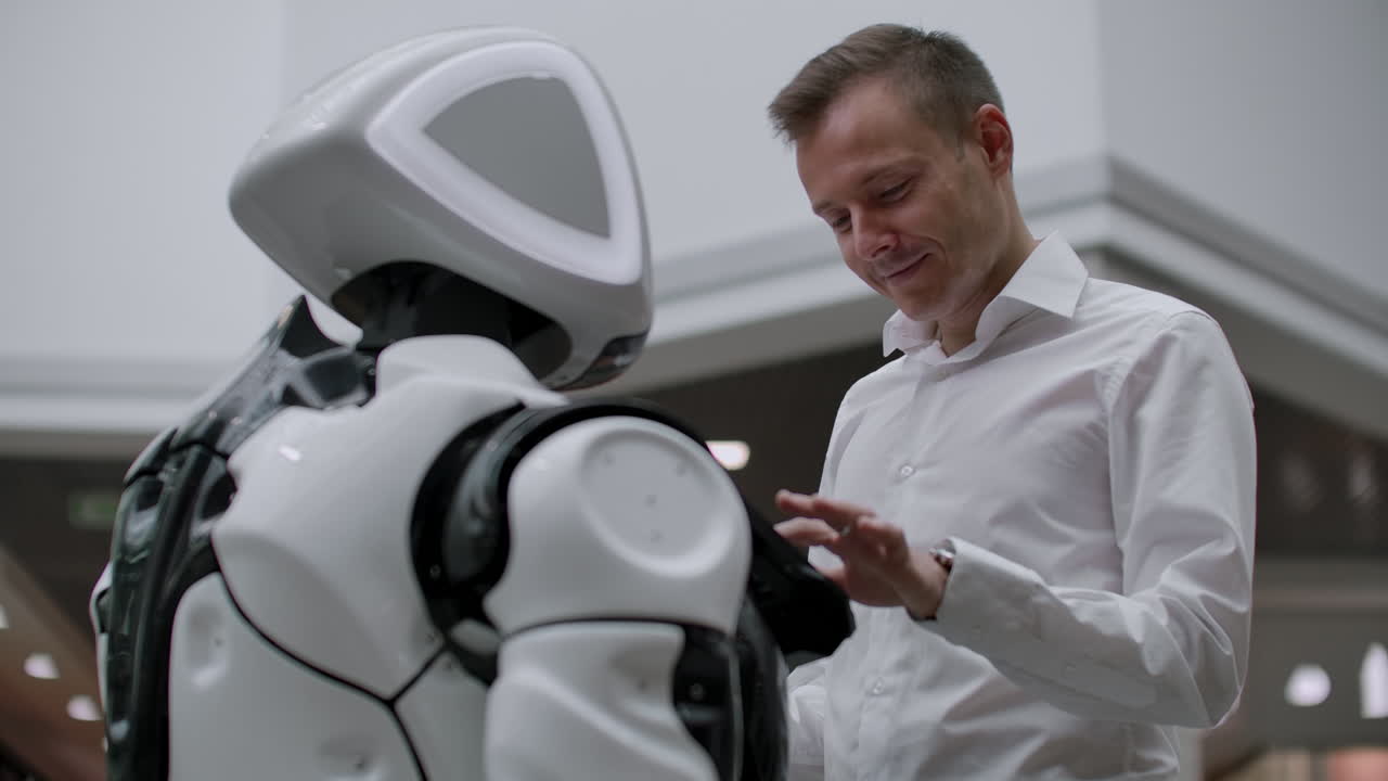 robótica tendencias tecnología concepto de negocio minorista inteligente. robot asistente personal autónomo para la navegación cliente para buscar artículos en el centro comercial de moda.