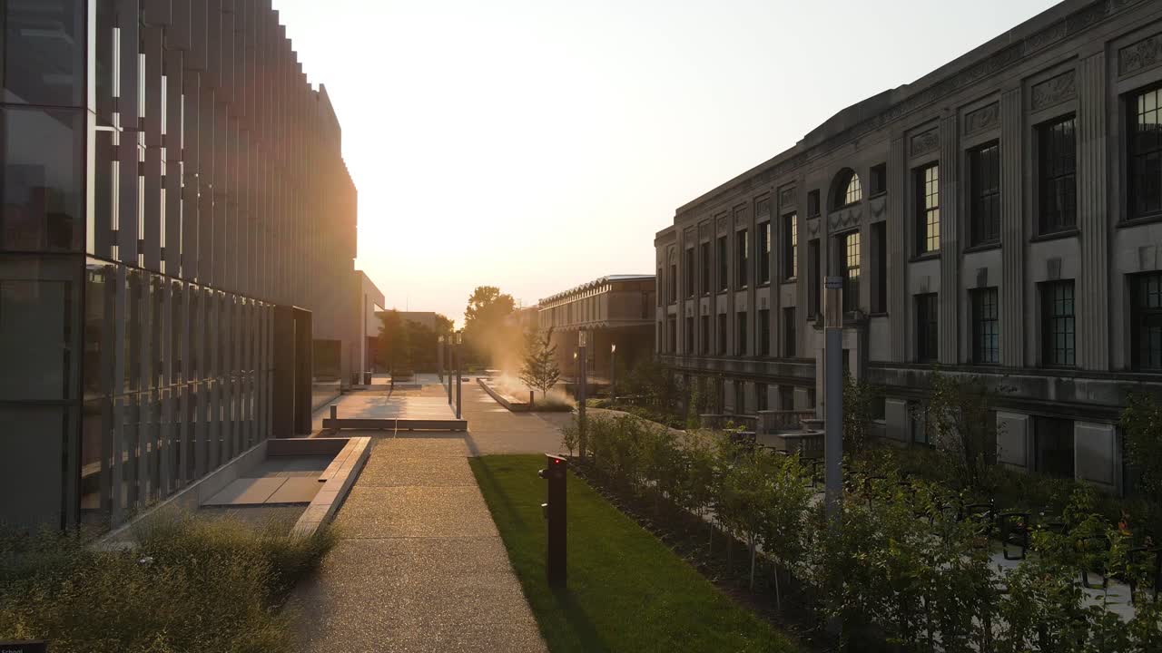 geschäftsviertelgebäude für fachleute – chefbüros, einrichtungsumgebung bei sonnenuntergang aus der luft