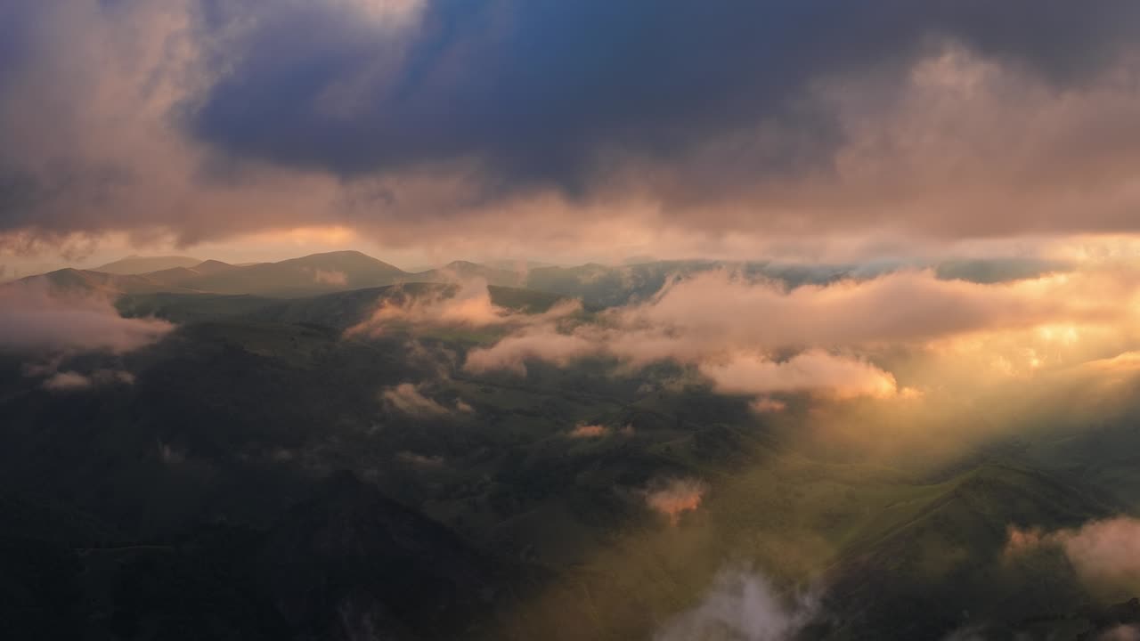 nubes bajas sobre una meseta montañosa en los rayos del atardecer. atardecer en la meseta de bermamyt norte del cáucaso, karachay-cherkessia, rusia.