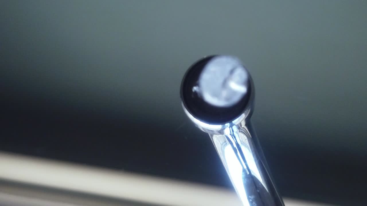 흐르는 수도꼭지에서 유리잔에 물을 붓는 것