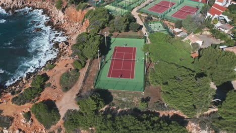 Imágenes-Aéreas-De-Una-Cancha-De-Tenis-Junto-Al-Mar-En-Bandol-Francia