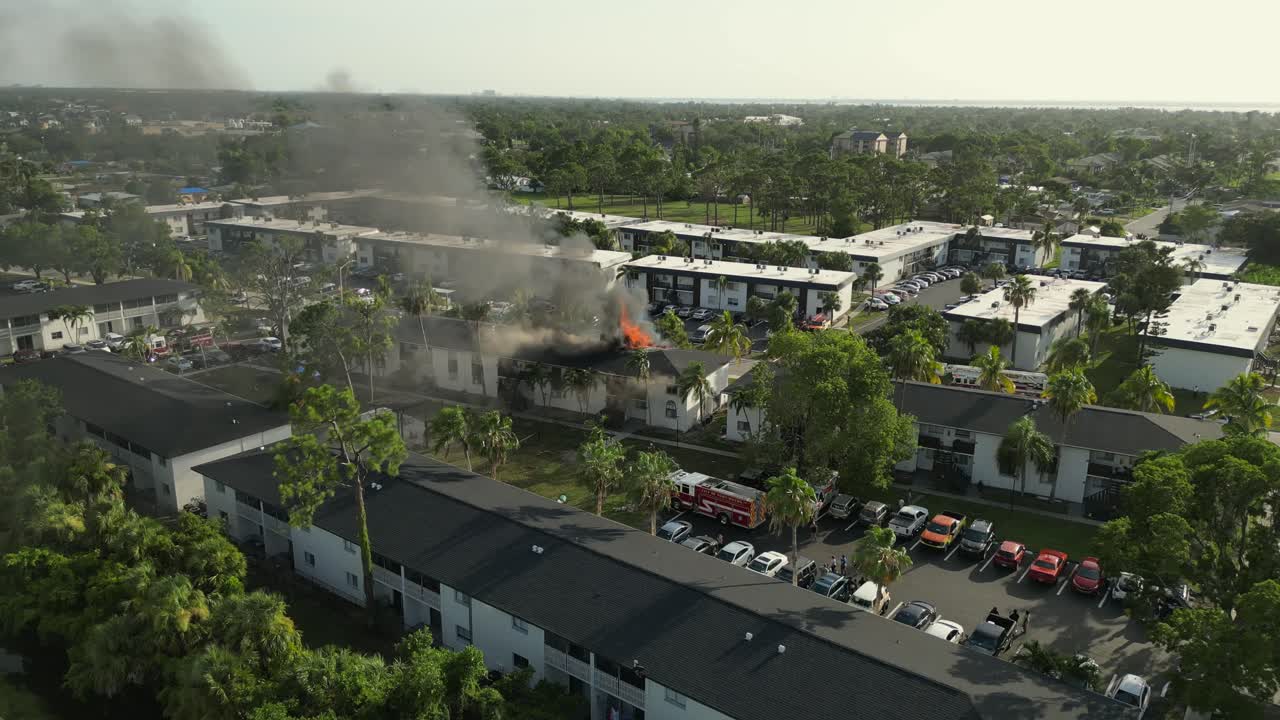 플로리다의 포트 마이어스 근처의 아파트 화재