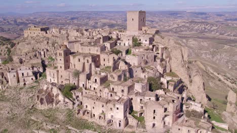 Ciudad-Fantasma-De-Craco-En-La-Cima-De-Una-Colina-En-Italia,-Antena