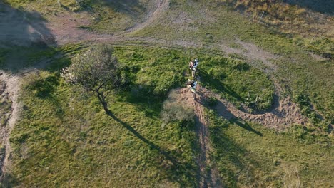 Luftaufnahme-Aus-Der-Vogelperspektive-Von-Einer-Motocross-Strecke-In-Malaga,-Spanien,-Mit-Zwei-Motorradfahrern,-Die-Eine-Kurve-Fahren