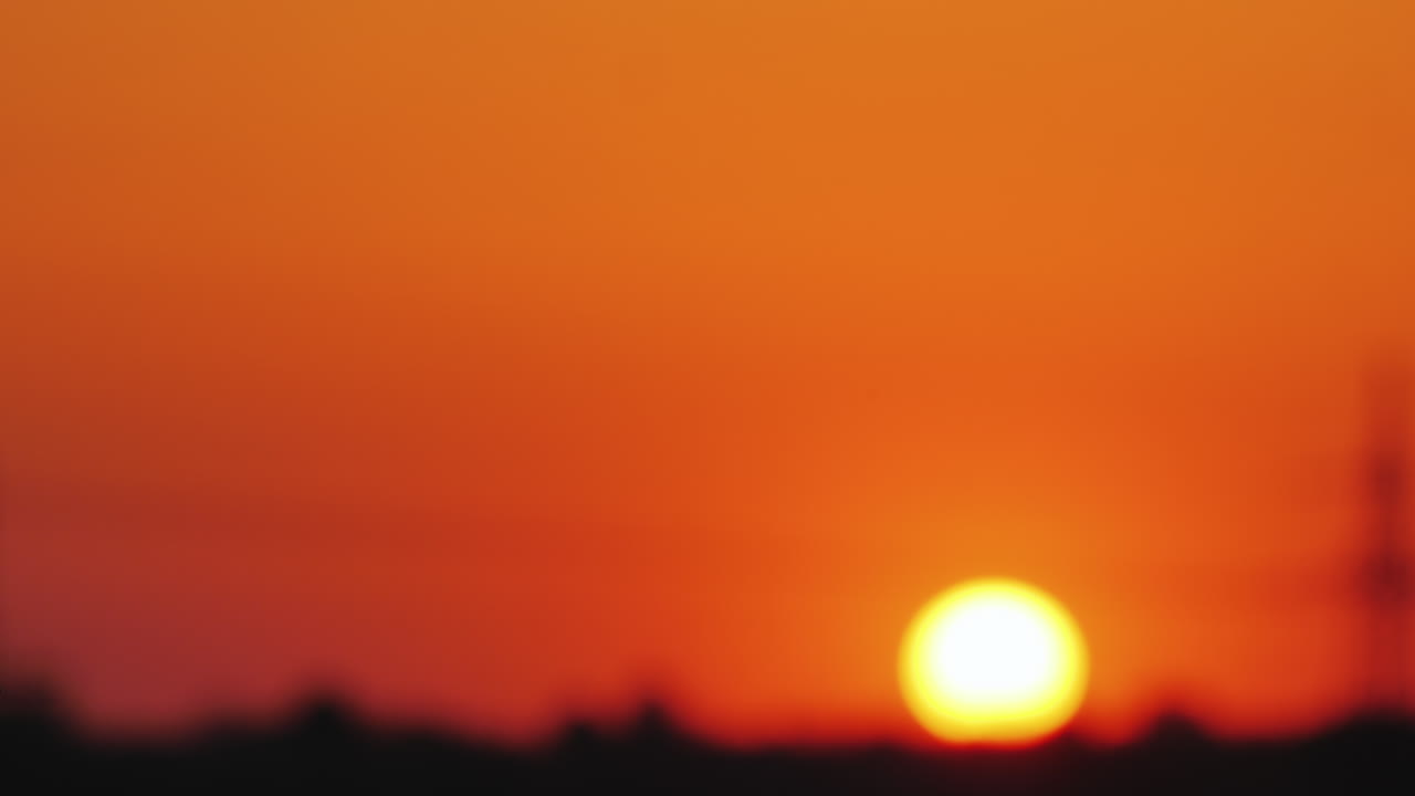 homem e mulher de mãos dadas contra o pôr do sol e o céu vermelho