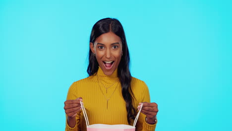 Regalo,-Bolso-Y-Guau-Con-Una-Mujer-En-Un-Azul