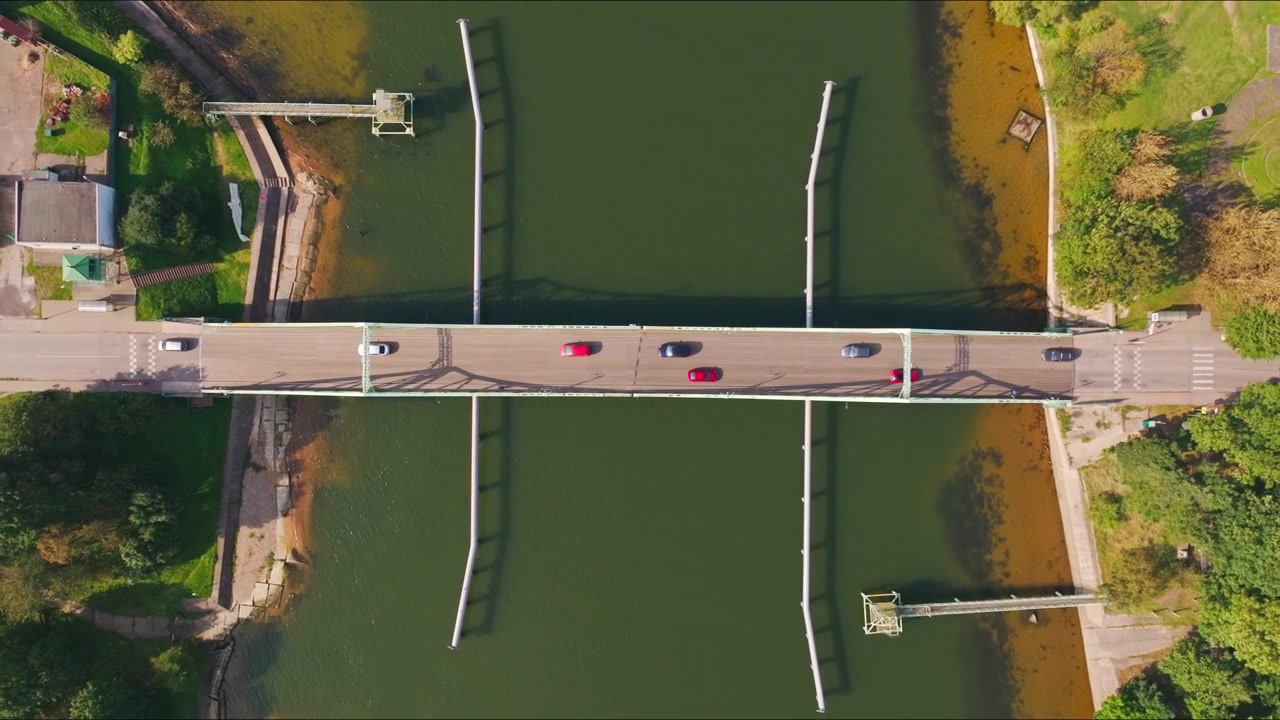 Ponte Oskars Kalpaks a Liepaja con un drone che sale verticalmente sopra il canale.