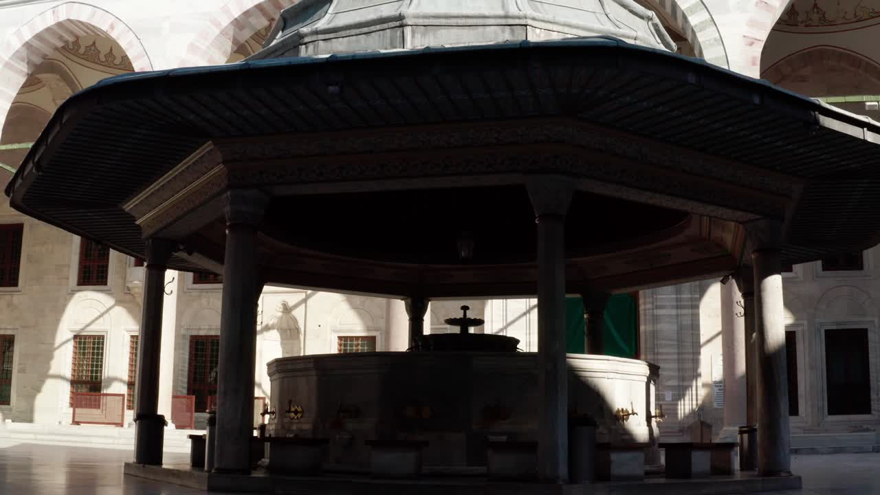 파티흐 모스크 분수 사디르반