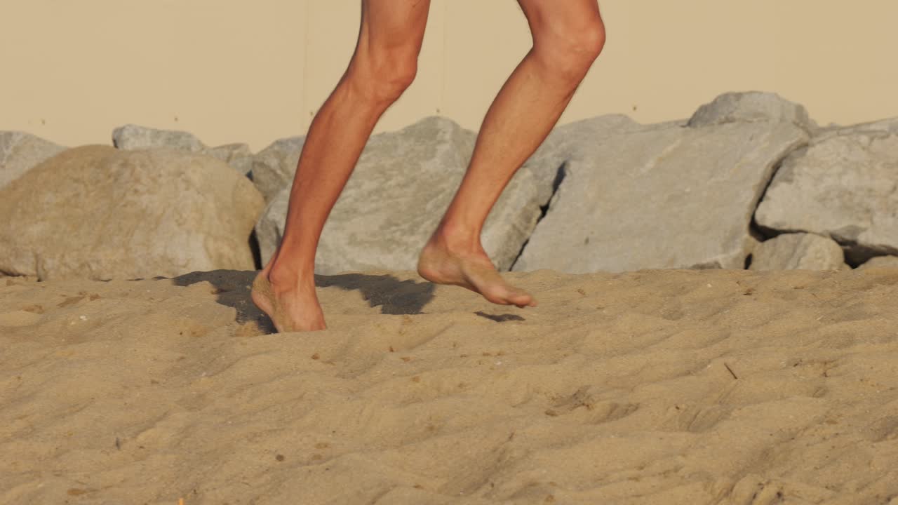 해변을 걷는 사람