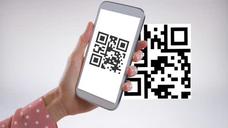 Animation-Einer-Frau,-Die-QR-Code-Mit-Smartphone-Auf-Weißem-Hintergrund-Scannt