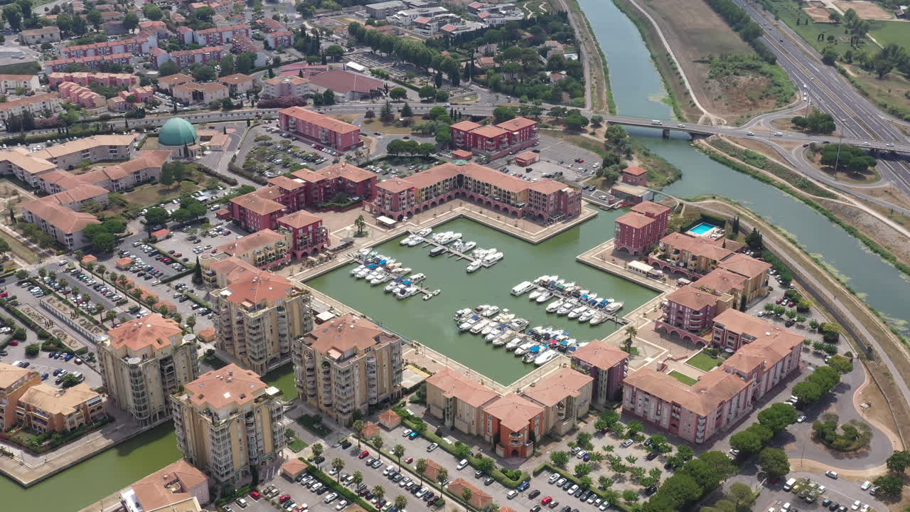 hermosa vista aérea de port ariane marina embarcaciones de ocio y área residencial