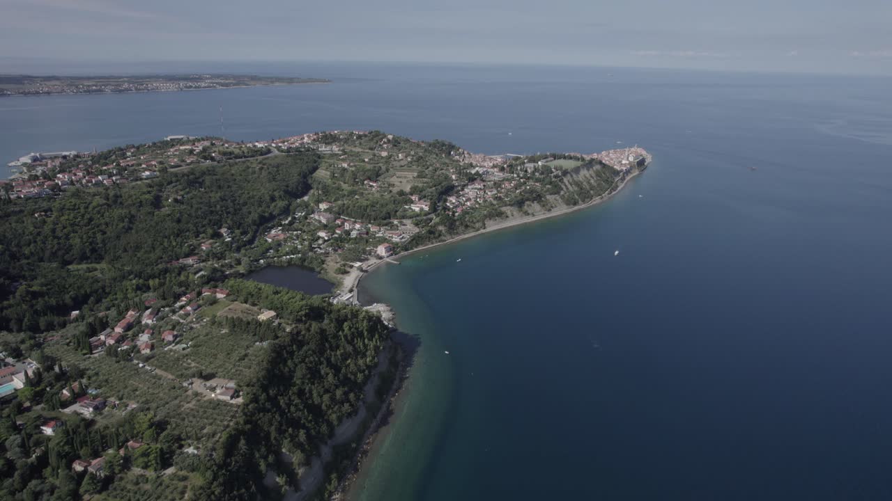 video con drone panorámico descriptivo sobre la costa de eslovenia con la ciudad de piran como parte principal de la escena