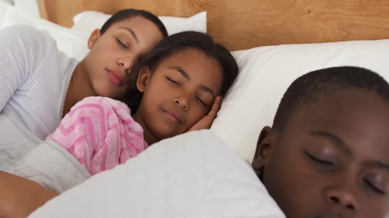 집 에서 여가 시간 을 즐기는 가족