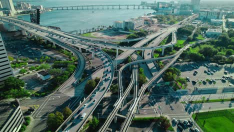 Eindrucksvolle-Luftaufnahme-Des-Autobahnkreuzes-Von-Jacksonville,-Die-Die-Komplexe-Dynamik-Des-Städtischen-Verkehrs-Zeigt