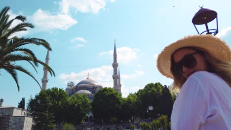 Cámara-Lenta:-Atractiva-Chica-Hermosa-Con-Poses-De-Camisa-Frente-A-La-Mezquita-Del-Sultán-Ahmet-En-Estambul,-Turquía