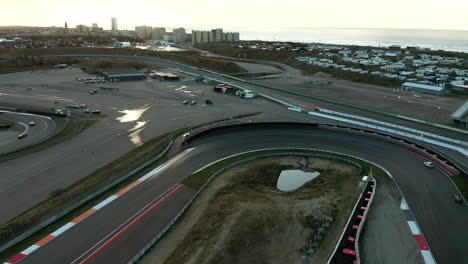 vista aérea de la pista de carreras de zandvoort en los países bajos - disparo de drones