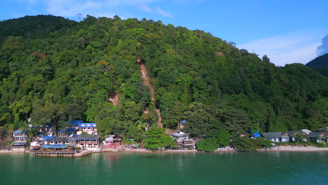 gran vista aérea de arriba vuelo deslizamiento de tierra deslizamiento de barro destruido roto resort de playa en ruinas, desastre ambiental tailandia 2022
