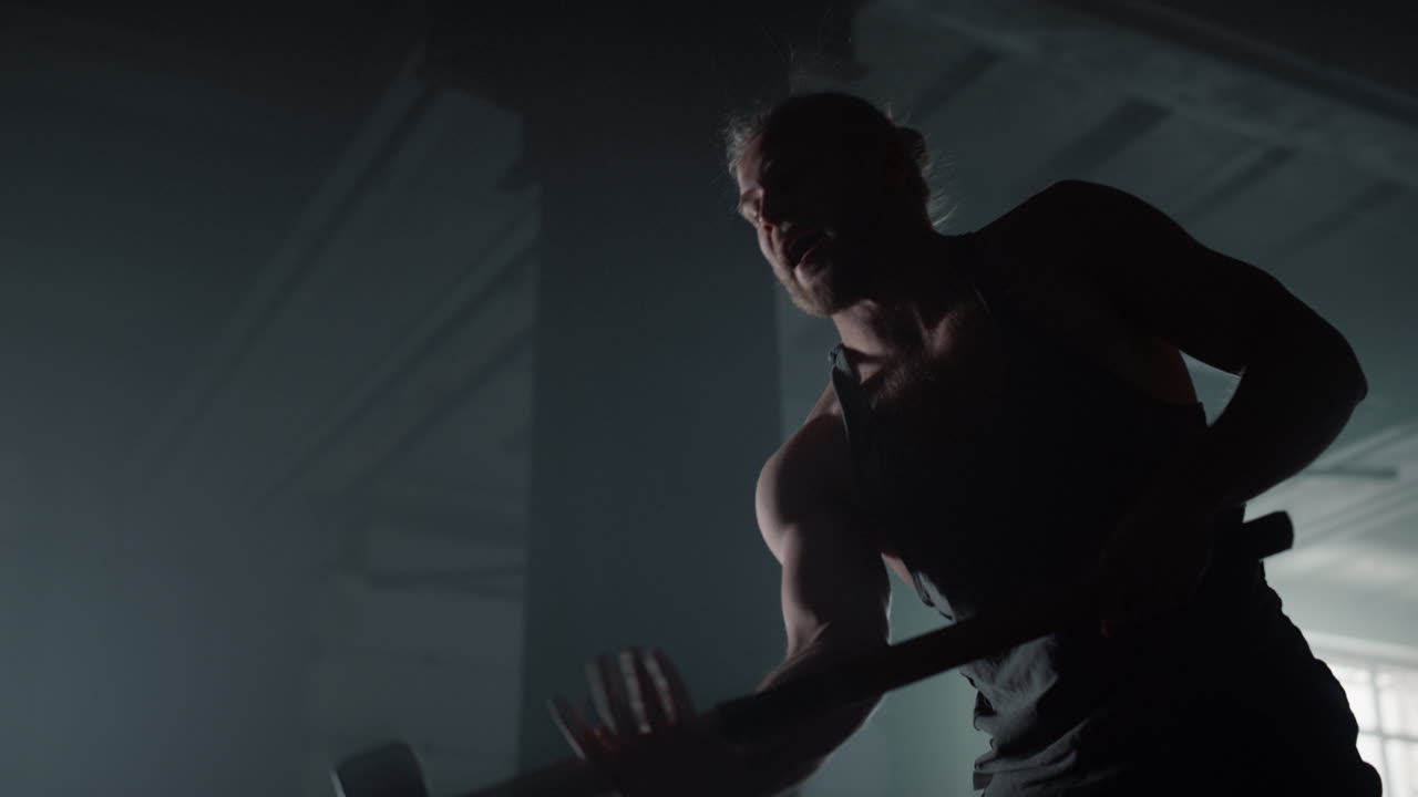 스포츠 클럽 에서 훈련 하는 남성 보디빌더