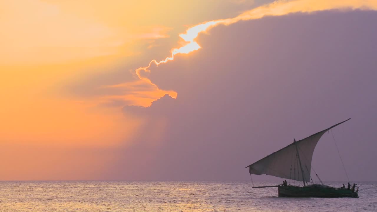 잔지바르 해안을 항해하는 도우 범선의 아름다운 일몰 사진