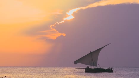 Una-Hermosa-Foto-Del-Atardecer-De-Un-Velero-Dhow-Navegando-Frente-A-La-Costa-De-Zanzíbar