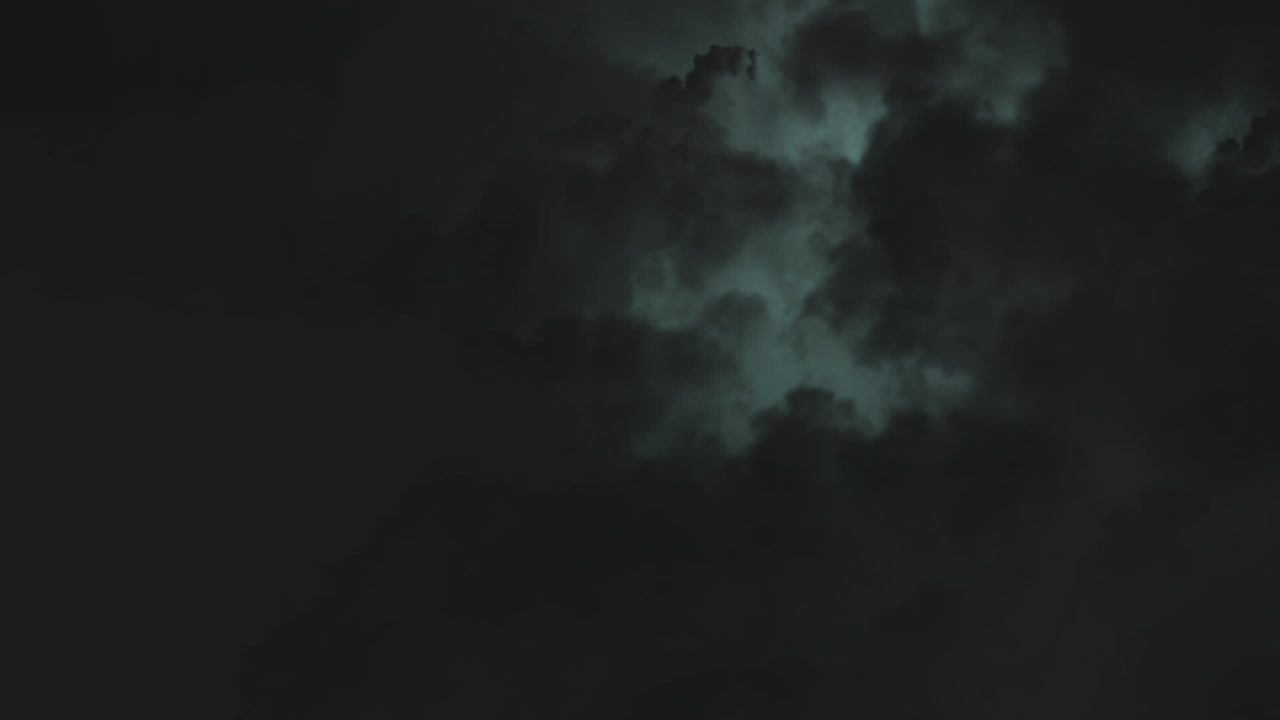 cielo nocturno tormentoso con destellos de relámpagos