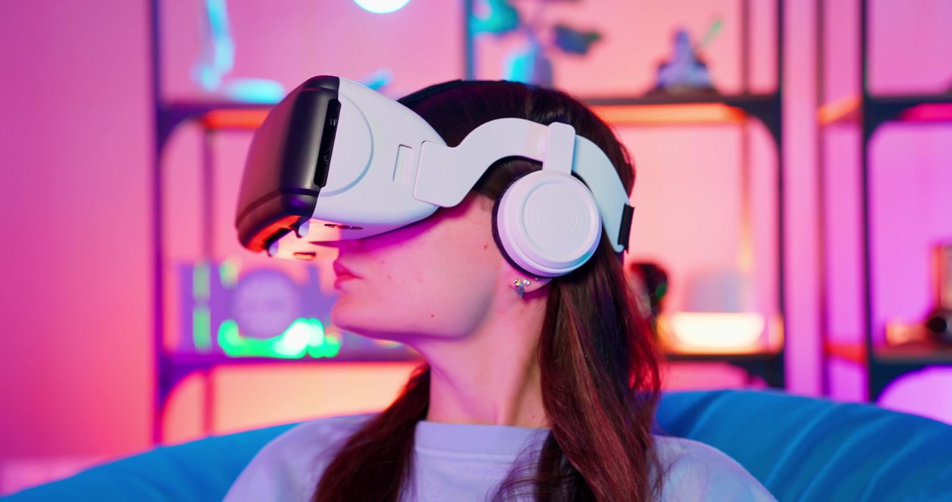 Giovane donna immersa in un'esperienza di realtà virtuale con un visore VR