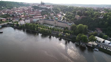 Castillo-De-Praga,-Ciudad-De-Praga,-Calles,-Vista-Aérea,-Río-Moldava