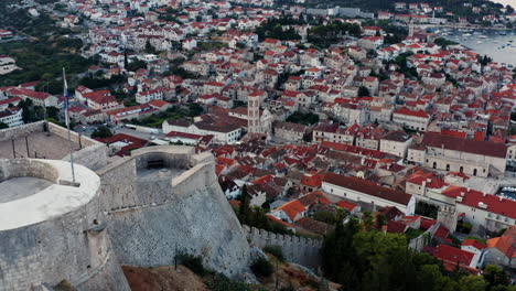 Vista-Del-Amanecer-De-La-Ciudad-De-Hvar-Desde-La-Fortaleza-Española-En-La-Isla-De-Hvar,-Croacia